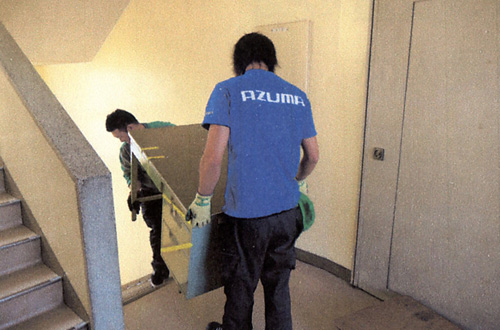 引越しのAZUMA オフィスの引っ越し 作業員に移設要領を伝達